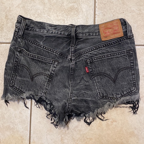 Black / acid wash Levi shorts. Size 26. - Picture 2 of 3